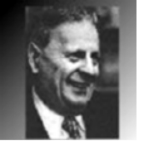 Portrait photographique d'Emmanuel Lévinas, en buste, souriant.