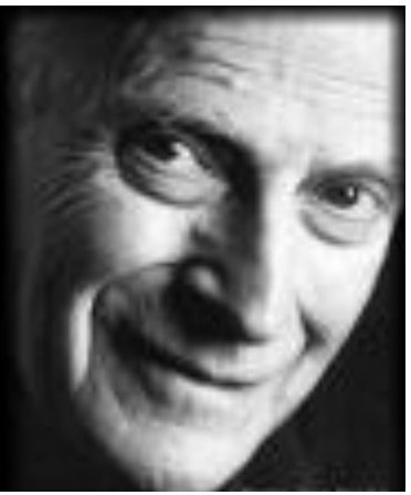 Photographie en noir et blanc d'un gros plan du visage souriant du violoniste Yehudi Menuhin.