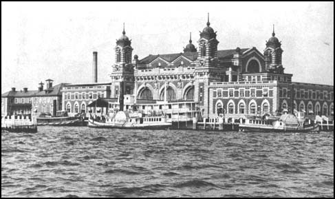 Gravure ancienne représentant le centre de transit et de tri d'Ellis Island à New York en 1903, vu depuis l'eau.