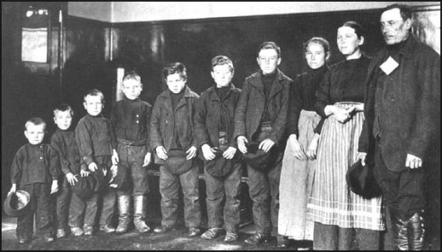 Photographie ancienne d'une famille juive — Jacob Mittelstadt et les siens — débarquant à Ellis Island en 1905.