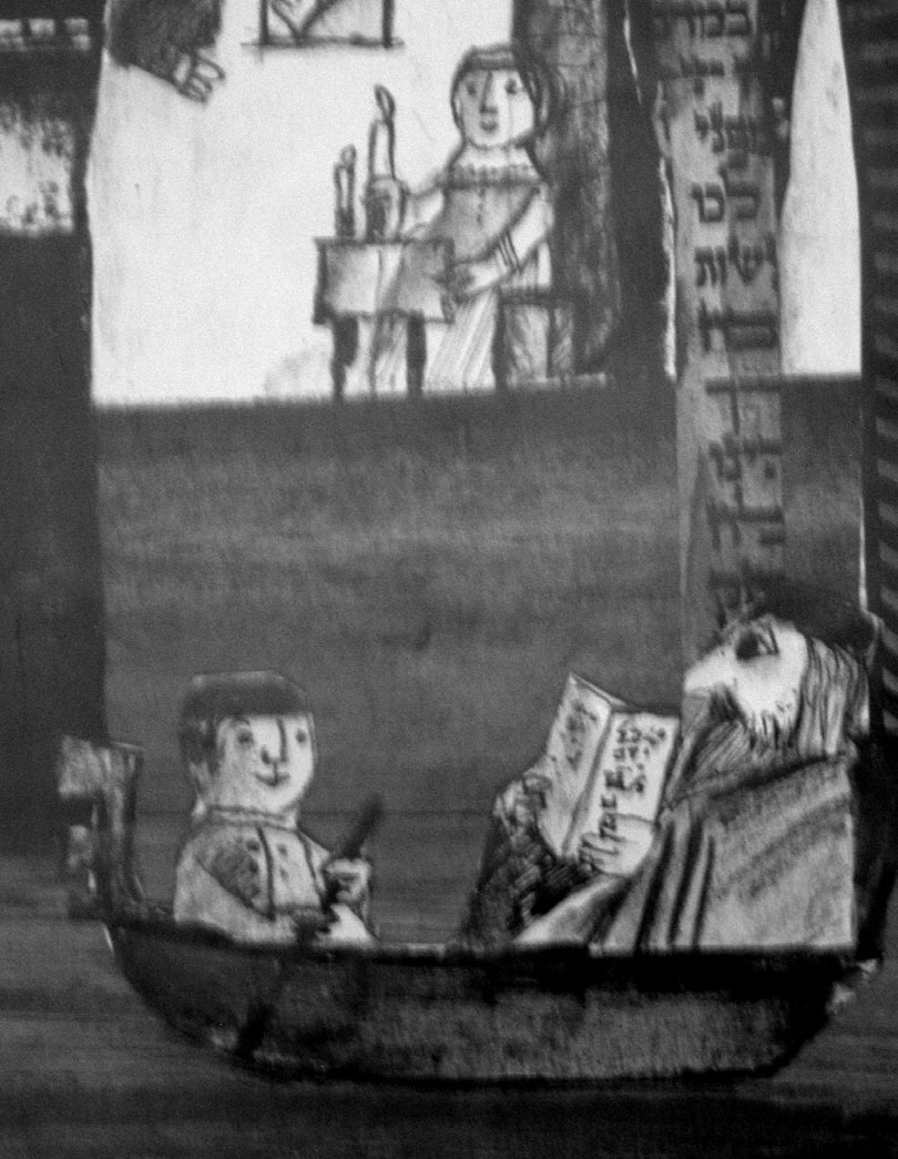 Peinture illustrative montrant un personnage barbu à l'air juif lisant dans une petite barque, accompagné d'un jeune garçon. En arrière-plan, dans une structure de maison, un personnage allume des bougies. Des inscriptions hébraïques figurent sur un élément vertical du décor.
